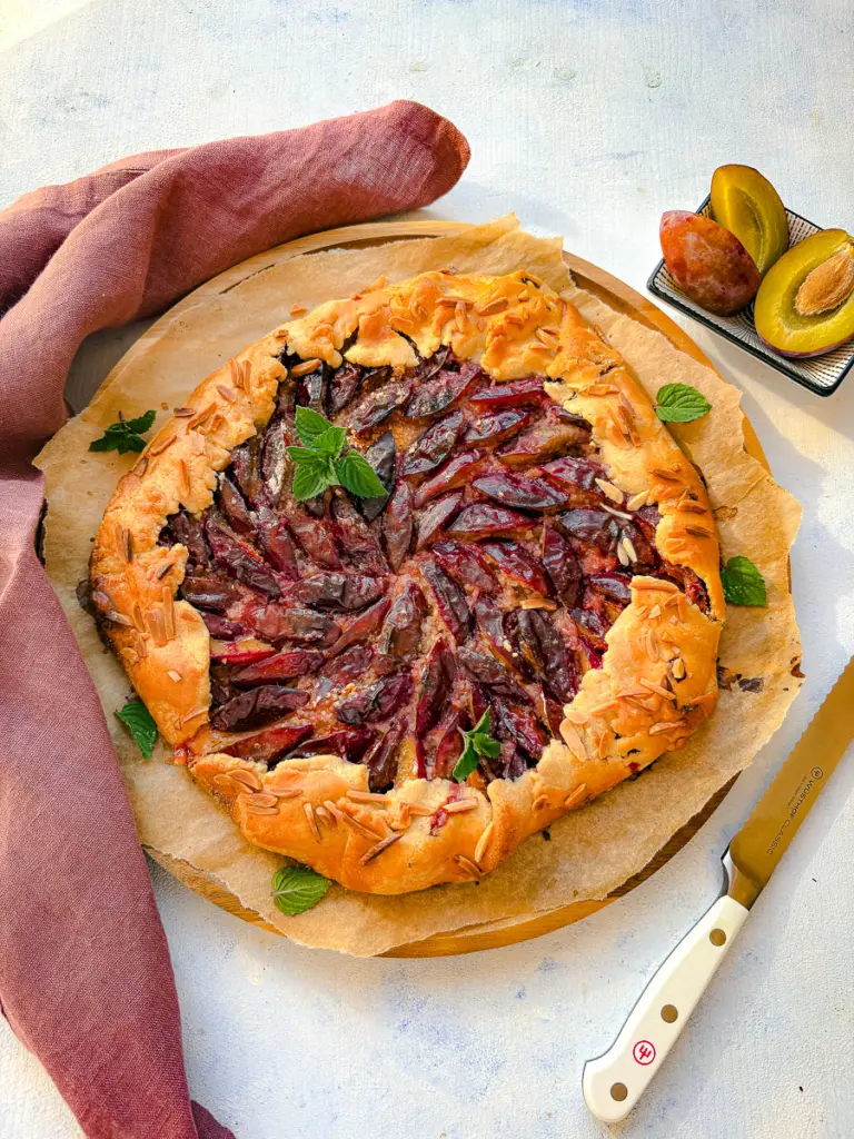 Pflaumen-Mandel-Galette auf einer Servierplatte